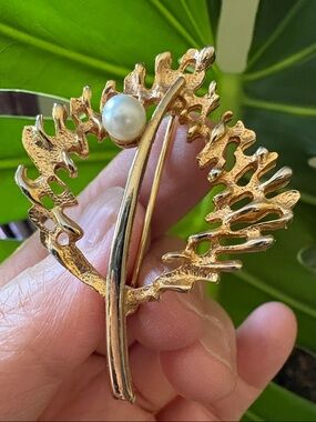 Vintage Textured Gold Tone Fern Leaf Faux Pearl Brooch #129